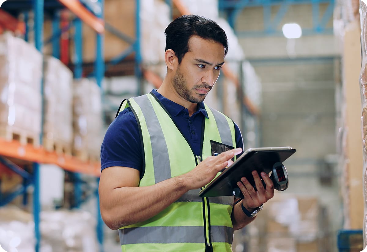Warehouse worker performing warehouse utilization with the help of technology