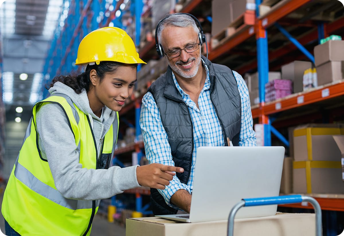 Ongoing logistics consulting between an employee and consultant in a warehouse